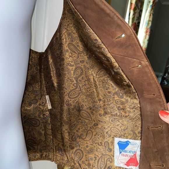Chocolate brown suede vest from France beautifully lined. Pockets and 4 buttons. - Picture 5 of 10